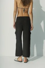 Pantalón negro de lino con bolsillos cargo laterales y corte recto.
