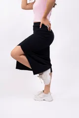 Pollera midi de animal print con abertura lateral.