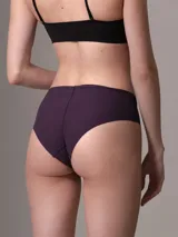 Bombacha hipster color morado de microfibra ligera con bordes cortados a láser y logo de Calvin Klein estampado en la cadera.