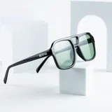 Lentes de sol cuadrados con armazón negro y lentes verdes. Incluye estuche rígido negro con logo de la marca.