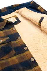Campera de tartán en tonos marrones y azules, forrada con corderito, con cuatro bolsillos.