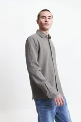 Camisa de manga larga lisa color gris oscuro, con textura y logo bordado.