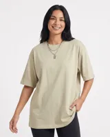 Remerón oversize de algodón color beige claro, con cuello redondo y mangas cortas amplias.