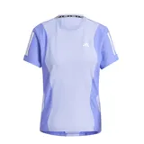 Remera deportiva Adidas Aeroready de mujer, color lila con paneles laterales en violeta y las tres tiras características de la marca en blanco sobre los hombros.