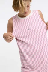 Vestido corto a rayas horizontales blancas y negras, sin mangas y con cuello redondo.