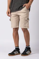 Bermuda cargo color beige de gabardina con spandex, con bolsillos amplios con broche metálico, cintura con pasadores y etiqueta tejida VCP.