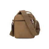 Morral de tela canvas color marrón, con correa regulable, asa de mano, cierre superior, dos bolsillos frontales con cierre, llavero exterior, bolsillos internos y bolsillo trasero con cierre.