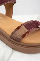 Sandalias de cuero marrón con tiras combinadas en cuero liso y con textura tipo cocodrilo.