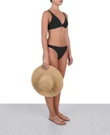 Calzón negro de lycra, corte colaless.