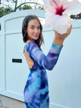 Vestido corto de tul estampado con mangas largas y frunces laterales ajustables.