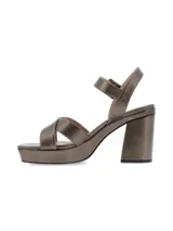 Sandalias de cuero color canela con plataforma y tacón ancho. Tiras cruzadas en el empeine y pulsera ajustable con hebilla en el tobillo.