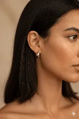 Aros tipo argolla gruesa, color plateado, de acero inoxidable.