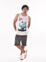 Musculosa blanca con estampado de una tabla de surf en la playa.