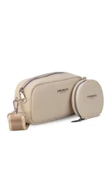 Bandolera pequeña color negro, de material símil cuero, con forma rectangular y cierre superior. Incluye un monedero redondo desmontable con cierre, ambos con logo grabado en blanco. La correa es ancha y de tela con diseño a rayas en blanco y negro.