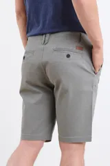 Bermuda color verde con bolsillos laterales y traseros.