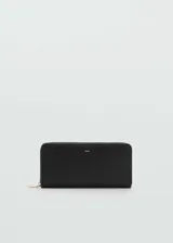 Billetera grande negra con efecto saffiano, forro interior, logo en relieve, múltiples ranuras para tarjetas, bolsillo interior y cierre de cremallera.