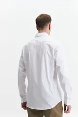 Camisa blanca de manga larga con cuello clásico, cartera abotonada, logo bordado y fit slim. Confeccionada en 98% algodón y 2% spandex.