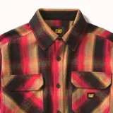 Camisa de franela a cuadros roja, negra y ocre, de manga larga, con dos bolsillos frontales con solapa y cierre a presión.