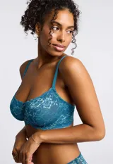 Soutien con aro, de encaje floral y micro tul color verde. Breteles fijos con largo regulable.