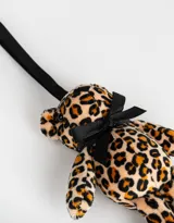 Llavero con forma de oso de peluche con estampado animal print y moño negro.