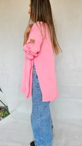 Camisa negra de corte amplio, con mangas largas y puños abotonados.