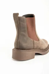 Bota marrón de cuero con elástico lateral y suela de goma.