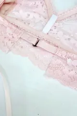 Bralette blanco de encaje floral con breteles regulables y cierre trasero con gancho.