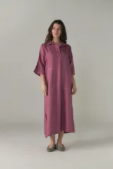 Vestido camisero midi color malva, con cuello camisero, media cartera con un botón, mangas 3/4 con tajos, bolsillos tipo parche y tajos laterales.