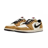 Championes Air Jordan 1 Low OG color marrón y blanco con detalles en negro.