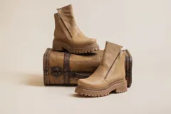 Botas cortas de cuero color beige, con cierre lateral y suela track.