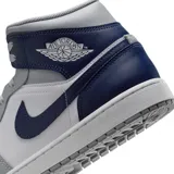 Zapatillas de caña media Air Jordan 1 Mid, color blanco con detalles en negro.