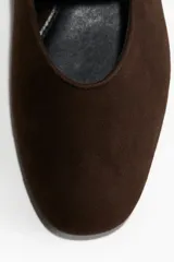 Ballerinas estilo guillerminas color marrón con punta almendrada y tira sobre el empeine con hebilla dorada.