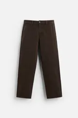 Pantalón marrón de pana, corte recto, con bolsillos laterales y traseros.