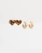 Set de dos pares de aros pasantes: un par de aros tipo argolla dorados y un par de aros tipo botón con forma de corazón con estampado animal print carey.