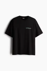 Remera negra de corte holgado con estampado pequeño en el pecho con la palabra 'Fortuna'.