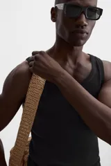 Musculosa negra ajustada al cuerpo, con cuello redondo y sisas amplias.