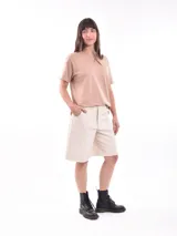 Remera gris de corte recto y mangas cortas.