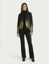 Chaqueta de símil gamuza marca Ruby Rd en color negro con un llamativo efecto degradé metalizado en tono dorado. Presenta un diseño tipo biker con cierre frontal asimétrico, solapas con broches a presión y bolsillos laterales con cierre.