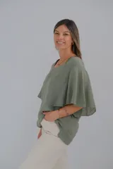 Blusa verde seco de lino, con escote en V y mangas cortas amplias.
