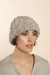 Gorro de lana tejido a mano en marrón y blanco. Accesorio unisex de tejido flexible que se adapta a todos los tamaños. Hecho 100% en Uruguay.