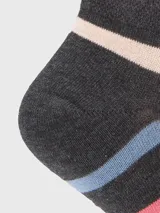 Calcetines cortos de algodón color gris oscuro con rayas horizontales en tonos pastel (rosa, celeste, naranja, blanco y verde).