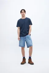 Remera básica de manga corta, color lila, con cuello redondo y corte recto.