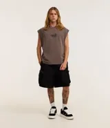 Bermuda masculina de poliéster color negro, corte baggy cropped, con cintura elástica ajustable con cordón y bolsillos funcionales.