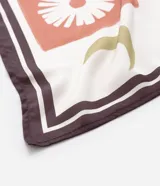 Pañuelo cuadrado de satén con estampado abstracto en tonos terracota, marrón, verde y blanco.