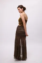 Falda larga marrón con transparencias y goudets que generan más vuelo.
