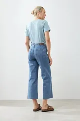 Pantalón jean culotte de tiro alto, color azul medio, con bolsillos delanteros y traseros, y botones metálicos.