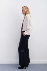 Pantalón de terciopelo color borgoña, estilo oxford, con acceso por cartera oculta con cierre, gancho metálico y botón interno en cintura. Bolsillos diagonales y bolsillo ojal en espalda.