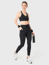 Calza deportiva larga negra con cintura alta ajustable con cordón y bolsillo lateral.