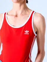 Body Adidas rojo con ribetes blancos, logo bordado en el pecho y las tres líneas características de la marca en los laterales.