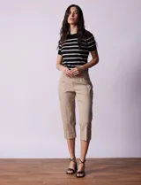 Pantalón capri color beige de gabardina elastizada, marca Ruby Rd. Delantera con bolsillos simulados, trasera con bolsillos aplicados. Pretina ancha, corte recto y terminación de ruedo con detalle calado.